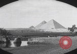 Immagine di Ufficiali dell'esercito britannico che scalano le piramidi Il Cairo, Egitto, 1925, secondo 13 filmato di repertorio 65675079646