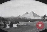 Immagine di Ufficiali dell'esercito britannico che scalano le piramidi Il Cairo, Egitto, 1925, secondo 14 filmato di repertorio 65675079646