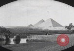 Immagine di Ufficiali dell'esercito britannico che scalano le piramidi Il Cairo, Egitto, 1925, secondo 15 filmato di repertorio 65675079646