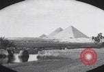 Immagine di Ufficiali dell'esercito britannico che scalano le piramidi Il Cairo, Egitto, 1925, secondo 16 filmato di repertorio 65675079646