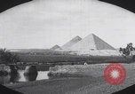 Immagine di Ufficiali dell'esercito britannico che scalano le piramidi Il Cairo, Egitto, 1925, secondo 17 filmato di repertorio 65675079646