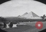 Immagine di Ufficiali dell'esercito britannico che scalano le piramidi Il Cairo, Egitto, 1925, secondo 18 filmato di repertorio 65675079646