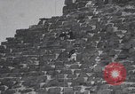 Immagine di Ufficiali dell'esercito britannico che scalano le piramidi Il Cairo, Egitto, 1925, secondo 19 filmato di repertorio 65675079646