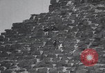 Immagine di Ufficiali dell'esercito britannico che scalano le piramidi Il Cairo, Egitto, 1925, secondo 20 filmato di repertorio 65675079646