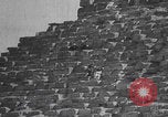 Immagine di Ufficiali dell'esercito britannico che scalano le piramidi Il Cairo, Egitto, 1925, secondo 21 filmato di repertorio 65675079646