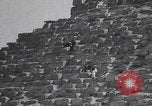 Immagine di Ufficiali dell'esercito britannico che scalano le piramidi Il Cairo, Egitto, 1925, secondo 23 filmato di repertorio 65675079646