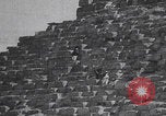Immagine di Ufficiali dell'esercito britannico che scalano le piramidi Il Cairo, Egitto, 1925, secondo 24 filmato di repertorio 65675079646