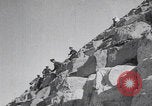 Immagine di Ufficiali dell'esercito britannico che scalano le piramidi Il Cairo, Egitto, 1925, secondo 29 filmato di repertorio 65675079646