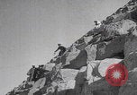 Immagine di Ufficiali dell'esercito britannico che scalano le piramidi Il Cairo, Egitto, 1925, secondo 30 filmato di repertorio 65675079646