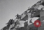 Immagine di Ufficiali dell'esercito britannico che scalano le piramidi Il Cairo, Egitto, 1925, secondo 31 filmato di repertorio 65675079646