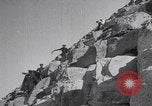 Immagine di Ufficiali dell'esercito britannico che scalano le piramidi Il Cairo, Egitto, 1925, secondo 32 filmato di repertorio 65675079646