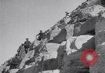 Immagine di Ufficiali dell'esercito britannico che scalano le piramidi Il Cairo, Egitto, 1925, secondo 33 filmato di repertorio 65675079646