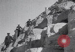 Immagine di Ufficiali dell'esercito britannico che scalano le piramidi Il Cairo, Egitto, 1925, secondo 34 filmato di repertorio 65675079646