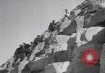 Immagine di Ufficiali dell'esercito britannico che scalano le piramidi Il Cairo, Egitto, 1925, secondo 36 filmato di repertorio 65675079646