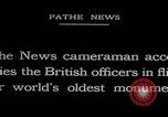 Immagine di Ufficiali dell'esercito britannico che scalano le piramidi Il Cairo, Egitto, 1925, secondo 39 filmato di repertorio 65675079646