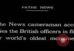 Immagine di Ufficiali dell'esercito britannico che scalano le piramidi Il Cairo, Egitto, 1925, secondo 40 filmato di repertorio 65675079646