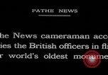 Immagine di Ufficiali dell'esercito britannico che scalano le piramidi Il Cairo, Egitto, 1925, secondo 41 filmato di repertorio 65675079646