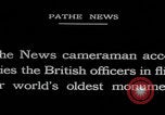 Immagine di Ufficiali dell'esercito britannico che scalano le piramidi Il Cairo, Egitto, 1925, secondo 42 filmato di repertorio 65675079646