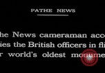 Immagine di Ufficiali dell'esercito britannico che scalano le piramidi Il Cairo, Egitto, 1925, secondo 43 filmato di repertorio 65675079646