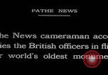 Immagine di Ufficiali dell'esercito britannico che scalano le piramidi Il Cairo, Egitto, 1925, secondo 45 filmato di repertorio 65675079646