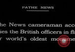 Immagine di Ufficiali dell'esercito britannico che scalano le piramidi Il Cairo, Egitto, 1925, secondo 46 filmato di repertorio 65675079646