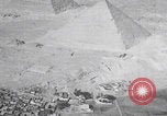 Immagine di Ufficiali dell'esercito britannico che scalano le piramidi Il Cairo, Egitto, 1925, secondo 48 filmato di repertorio 65675079646