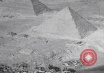 Immagine di Ufficiali dell'esercito britannico che scalano le piramidi Il Cairo, Egitto, 1925, secondo 49 filmato di repertorio 65675079646