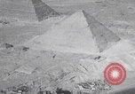 Immagine di Ufficiali dell'esercito britannico che scalano le piramidi Il Cairo, Egitto, 1925, secondo 50 filmato di repertorio 65675079646