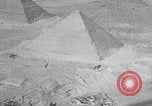 Immagine di Ufficiali dell'esercito britannico che scalano le piramidi Il Cairo, Egitto, 1925, secondo 51 filmato di repertorio 65675079646
