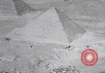 Immagine di Ufficiali dell'esercito britannico che scalano le piramidi Il Cairo, Egitto, 1925, secondo 52 filmato di repertorio 65675079646