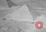 Immagine di Ufficiali dell'esercito britannico che scalano le piramidi Il Cairo, Egitto, 1925, secondo 54 filmato di repertorio 65675079646