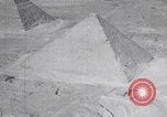 Immagine di Ufficiali dell'esercito britannico che scalano le piramidi Il Cairo, Egitto, 1925, secondo 57 filmato di repertorio 65675079646