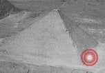 Immagine di Ufficiali dell'esercito britannico che scalano le piramidi Il Cairo, Egitto, 1925, secondo 62 filmato di repertorio 65675079646