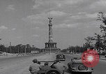 Standbild Präsident Truman besichtigt die Schäden in Berlin Berlin, Deutschland, 1945, aus Sekunde 35 historischem Filmmaterial Videoclip 65675079677