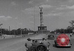 Standbild Präsident Truman besichtigt die Schäden in Berlin Berlin, Deutschland, 1945, aus Sekunde 38 historischem Filmmaterial Videoclip 65675079677