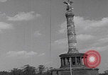 Standbild Präsident Truman besichtigt die Schäden in Berlin Berlin, Deutschland, 1945, aus Sekunde 41 historischem Filmmaterial Videoclip 65675079677
