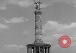 Standbild Präsident Truman besichtigt die Schäden in Berlin Berlin, Deutschland, 1945, aus Sekunde 44 historischem Filmmaterial Videoclip 65675079677