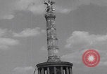 Standbild Präsident Truman besichtigt die Schäden in Berlin Berlin, Deutschland, 1945, aus Sekunde 45 historischem Filmmaterial Videoclip 65675079677