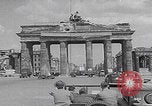Standbild Präsident Truman besichtigt die Schäden in Berlin Berlin, Deutschland, 1945, aus Sekunde 53 historischem Filmmaterial Videoclip 65675079677