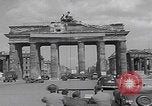 Standbild Präsident Truman besichtigt die Schäden in Berlin Berlin, Deutschland, 1945, aus Sekunde 54 historischem Filmmaterial Videoclip 65675079677