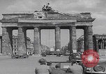 Standbild Präsident Truman besichtigt die Schäden in Berlin Berlin, Deutschland, 1945, aus Sekunde 56 historischem Filmmaterial Videoclip 65675079677