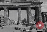 Standbild Präsident Truman besichtigt die Schäden in Berlin Berlin, Deutschland, 1945, aus Sekunde 57 historischem Filmmaterial Videoclip 65675079677