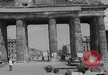 Standbild Präsident Truman besichtigt die Schäden in Berlin Berlin, Deutschland, 1945, aus Sekunde 58 historischem Filmmaterial Videoclip 65675079677