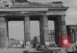 Standbild Präsident Truman besichtigt die Schäden in Berlin Berlin, Deutschland, 1945, aus Sekunde 59 historischem Filmmaterial Videoclip 65675079677