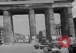 Standbild Präsident Truman besichtigt die Schäden in Berlin Berlin, Deutschland, 1945, aus Sekunde 60 historischem Filmmaterial Videoclip 65675079677
