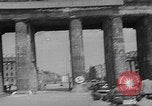 Standbild Präsident Truman besichtigt die Schäden in Berlin Berlin, Deutschland, 1945, aus Sekunde 61 historischem Filmmaterial Videoclip 65675079677