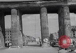 Standbild Präsident Truman besichtigt die Schäden in Berlin Berlin, Deutschland, 1945, aus Sekunde 62 historischem Filmmaterial Videoclip 65675079677