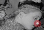 Standbild Caritas Haus Wien verarbeitet ungarische Flüchtlinge Wien Österreich, 1956, aus Sekunde 17 historischem Filmmaterial Videoclip 65675079683