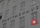 Standbild Caritas Haus Wien verarbeitet ungarische Flüchtlinge Wien Österreich, 1956, aus Sekunde 36 historischem Filmmaterial Videoclip 65675079683