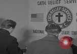 Standbild Caritas Haus Wien verarbeitet ungarische Flüchtlinge Wien Österreich, 1956, aus Sekunde 49 historischem Filmmaterial Videoclip 65675079683
